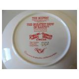 VINTAGE 1981 - THE MIDWAY "THE FLAMBOYANCE OF THE CIRCUS" THE GREATEST SHOW ON EARTH PLATE COLLECTION - RARE NICE PIECE! - W/STAND - SEE PICTURES!