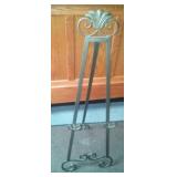 Metal tripod excellent, ornate.