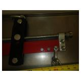 Heavy duty centering support lift