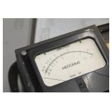 Vintage 1943 Vibrotest U.S. Navy Type CV Megohm Meter 100Megohms-600V 218  with Case