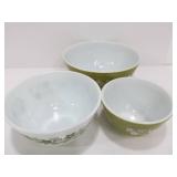 Set of 3 Matching Vintage PYREX Nesting Bowls