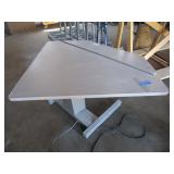 ADJUSTABLE WORK STATION AND WORK TABLE