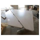 ADJUSTABLE WORK STATION AND WORK TABLE