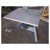 ADJUSTABLE WORK STATION AND WORK TABLE