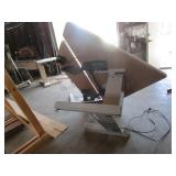 ADJUSTABLE WORK STATION AND WORK TABLE