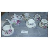Very pretty china teapot and 5 cups and saucers