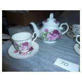 Very pretty china teapot and 5 cups and saucers