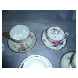 Very pretty china teapot and 5 cups and saucers