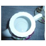 Very pretty china teapot and 5 cups and saucers