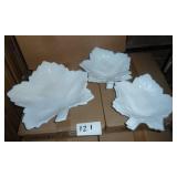 Set of milk glass plates shaped like a leaf, one larger plate and 4 smaller, all in good condition, no chips, breaks