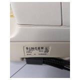 Vintage Singer Sewing Machine Model 1425