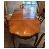 Stunning Wooden Table w/ (2) Leaves & (4) Chairs