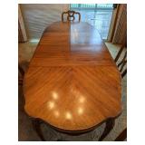 Stunning Wooden Table w/ (2) Leaves & (4) Chairs