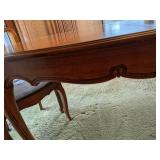 Stunning Wooden Table w/ (2) Leaves & (4) Chairs