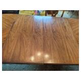 Stunning Wooden Table w/ (2) Leaves & (4) Chairs
