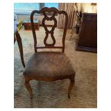 Stunning Wooden Table w/ (2) Leaves & (4) Chairs