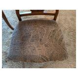 Stunning Wooden Table w/ (2) Leaves & (4) Chairs