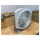AIR KING 14" window/floor fan, 3 speed
