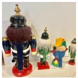 4 Nutcrackers