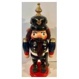4 Nutcrackers