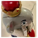 4 Nutcrackers