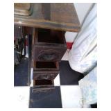 vintage singer sewing machine with ...