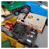 Large lot of Vintage Metal Tonka tr...