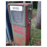 Antique Heavy Duty Metal Short Gas pump Approximate measurements: 20.5x57x17.5"  *functionality is unknown*