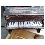 Vintage Crib, needs repair, 15 draw...