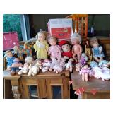 Large lot of Vintage dolls, curious...