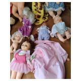 Large lot of Vintage dolls, curious...