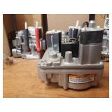 Lot of (4) Lennox / Honeywell Gas Valves