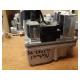 Lot of (4) Lennox / Honeywell Gas Valves