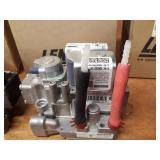 Lot of (4) Lennox / Honeywell Gas Valves