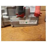 Lot of (4) Lennox / Honeywell Gas Valves