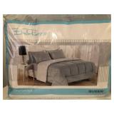 NEW Bella Russo Queen Comforter