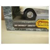 1/18 SCALE DIE-CAST - AMERICAN MUSCLE 1961 CHEVROLET CORVETTE. NEW IN BOX. GREAT PIECE - SEE PICTURES.