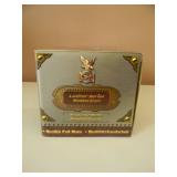 1/18 SCALE DIE-CAST - ROAD SIGNATURE 1957 FORD THUNDERBIRD. NEW IN BOX. GREAT PIECE - SEE PICTURES.