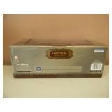 1/18 SCALE DIE-CAST - ROAD SIGNATURE 1957 FORD THUNDERBIRD. NEW IN BOX. GREAT PIECE - SEE PICTURES.