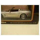 1/18 SCALE DIE-CAST - MAISTO SPECIAL EDITION SILVER 1998 CORVETTE CONVERTIBLE. NEW IN BOX. GREAT PIECE - SEE PICTURES.