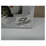 1/18 SCALE DIE-CAST - UT MODELS CLASSIC WHITE CORVETTE. NEW IN BOX. GREAT PIECE - SEE PICTURES.