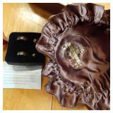 Lot containing earrings. One box is...