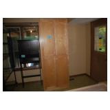 Nice large sized Wood cabinet measu...