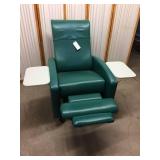 MSRP $3500 WINCO Extra-Wide Clinical Care Recliner Resident Patient Recovery Geri Chair - WOW HEAT & MASSAGE! Dual Swingaway Arms (Easy Wheelchair Access For Patients) 500lb Capacity Flip Up Trays