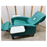 MSRP $3500 WINCO Extra-Wide Clinical Care Recliner Resident Patient Recovery Geri Chair - WOW HEAT & MASSAGE! Dual Swingaway Arms (Easy Wheelchair Access For Patients) 500lb Capacity Flip Up Trays