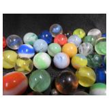 FRINGED LEATHER POUCH OF VINTAGE MARBLES