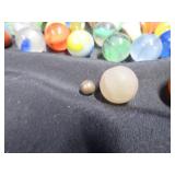 FRINGED LEATHER POUCH OF VINTAGE MARBLES