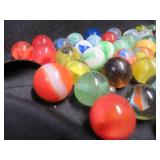 FRINGED LEATHER POUCH OF VINTAGE MARBLES