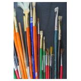 LARGE ASSORTMENT OF ARTIST BRUSHES