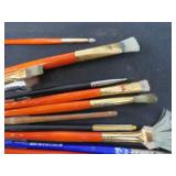 LARGE ASSORTMENT OF ARTIST BRUSHES